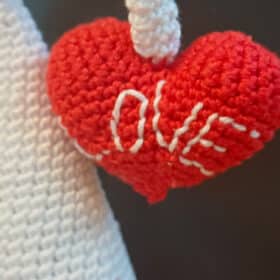 gnomo san valentino amigurumi dettaglio cuore